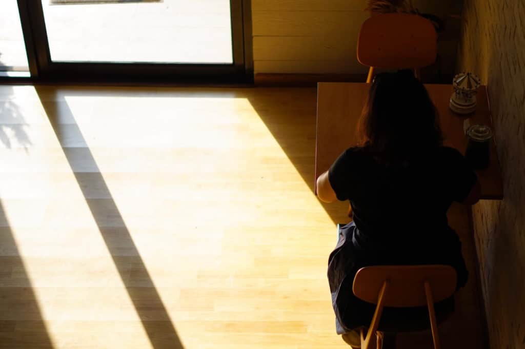Cómo dar luz natural a una habitación sin ventanas