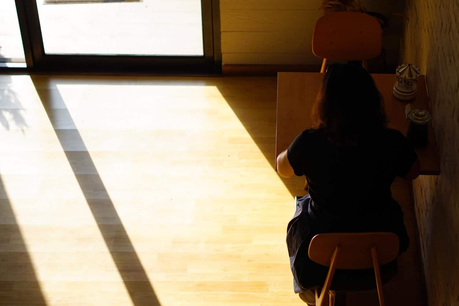 Cómo dar luz natural a una habitación sin ventanas
